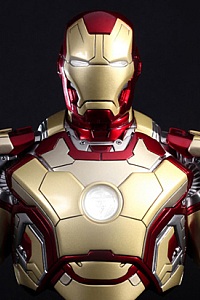 Hot Toys Iron Man 3 Iron Man Mark 42 1/4 Bust Figure