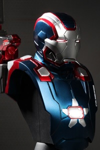 Hot Toys Iron Man 3 Iron Patriot 1/6 Bust Figure
